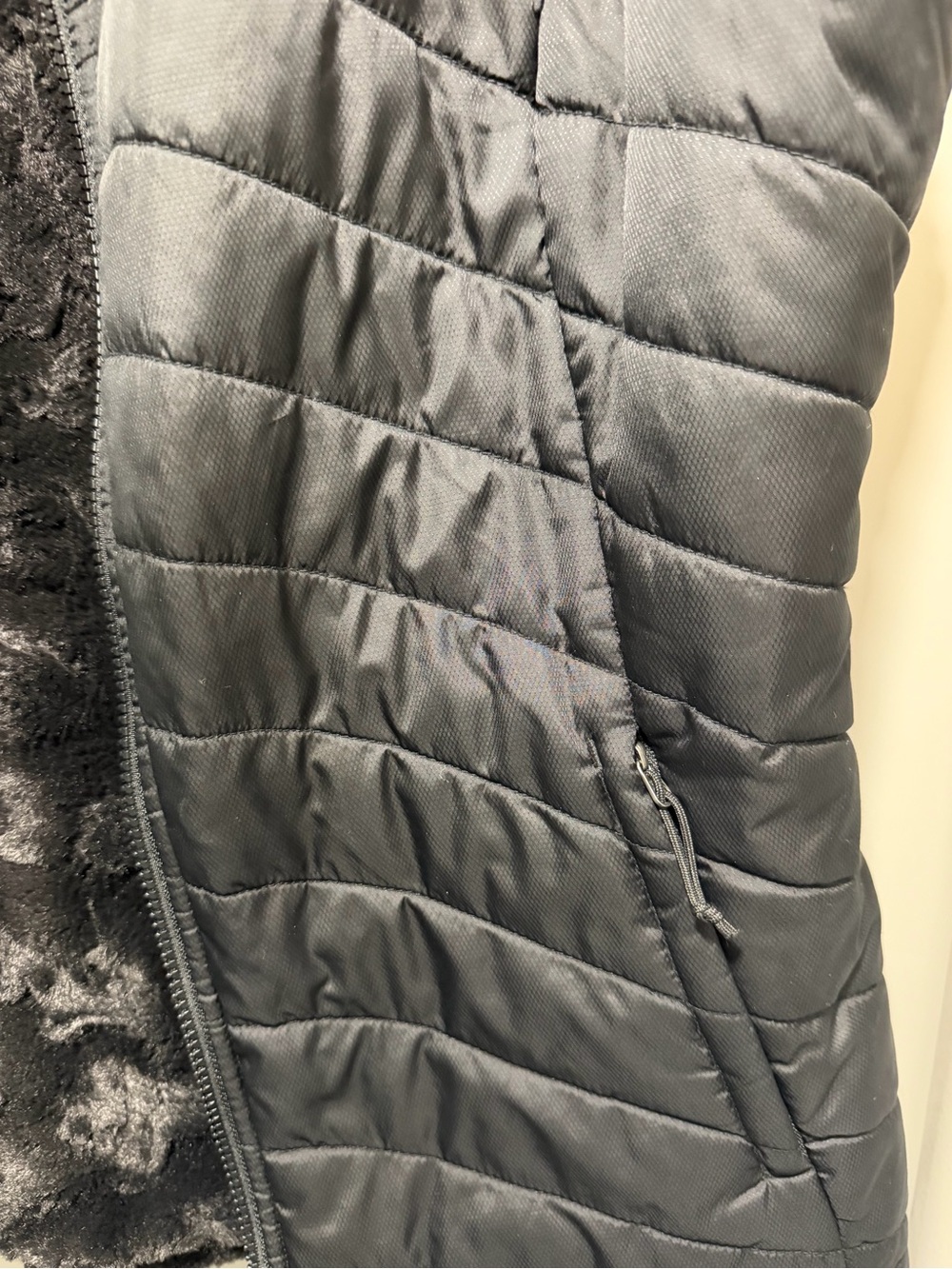 The North Face Women's reversible Black Quilted Vest - Picture 5 of 12